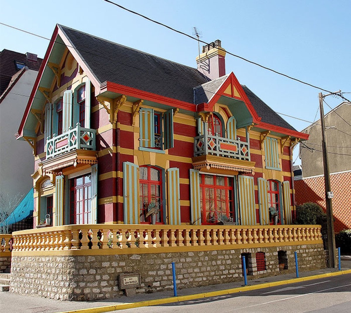 Colorful houses. Разноцветный дом. Яркие домики. Фасады домов. Цветные фасады домов.