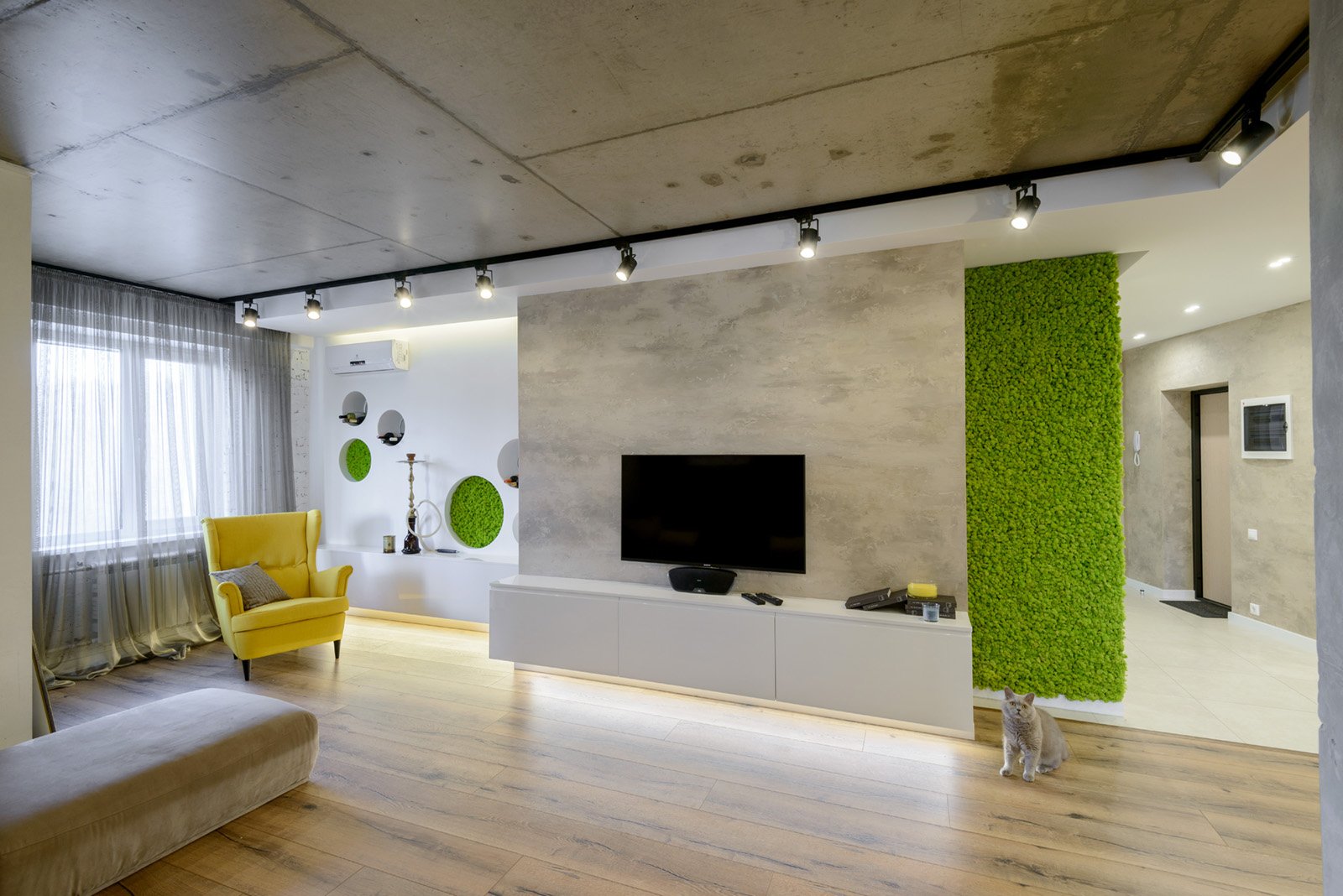 Бетонно зеленый. Гостиная дизайн интерьер с мхом. Гостиная дизайн мох. Кухня-гостиная маленькая бетонный потолок + зеленый. Дизайн проект со скалой.
