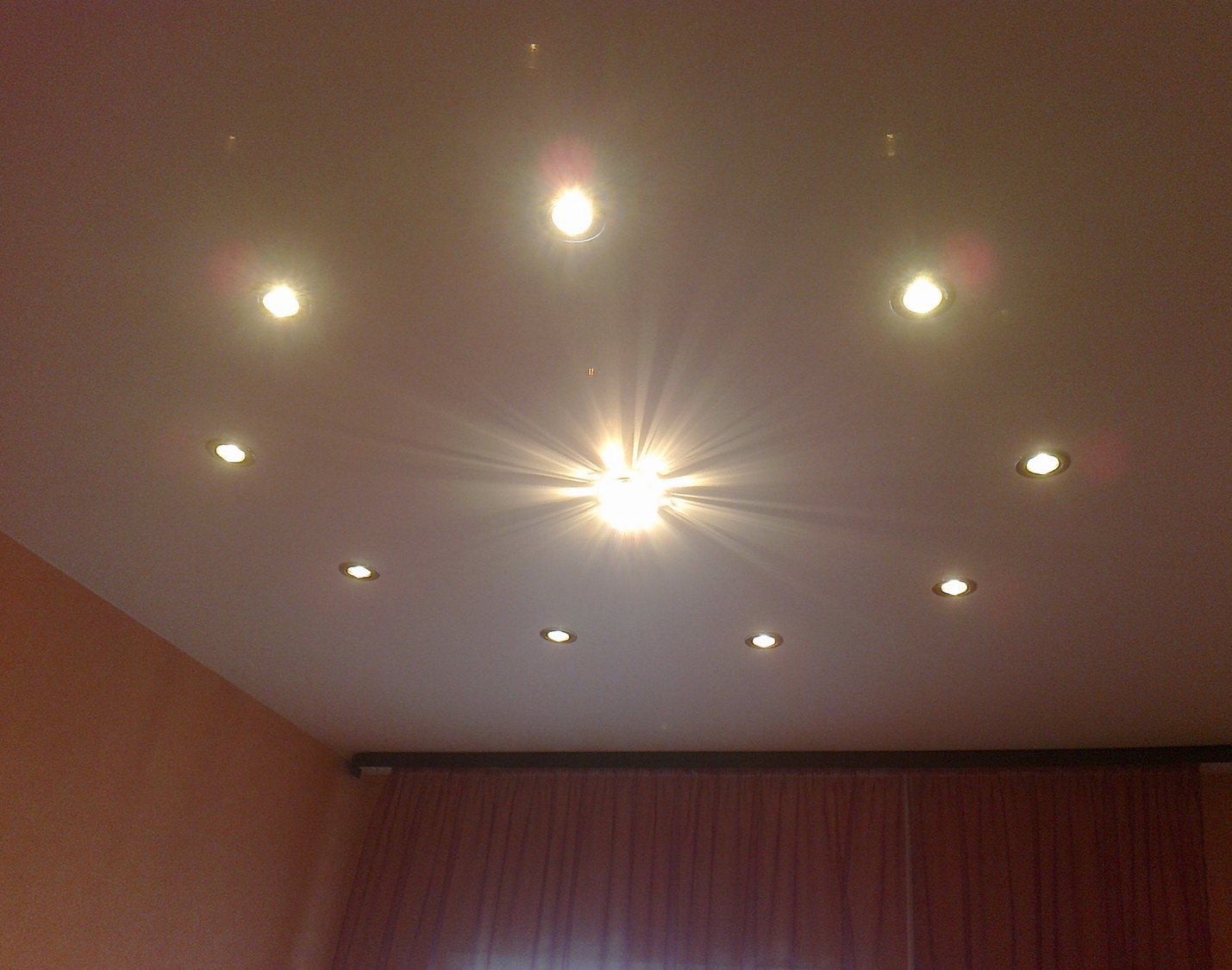 Фото натяжных потолков с точечными светильниками в зале без люстры