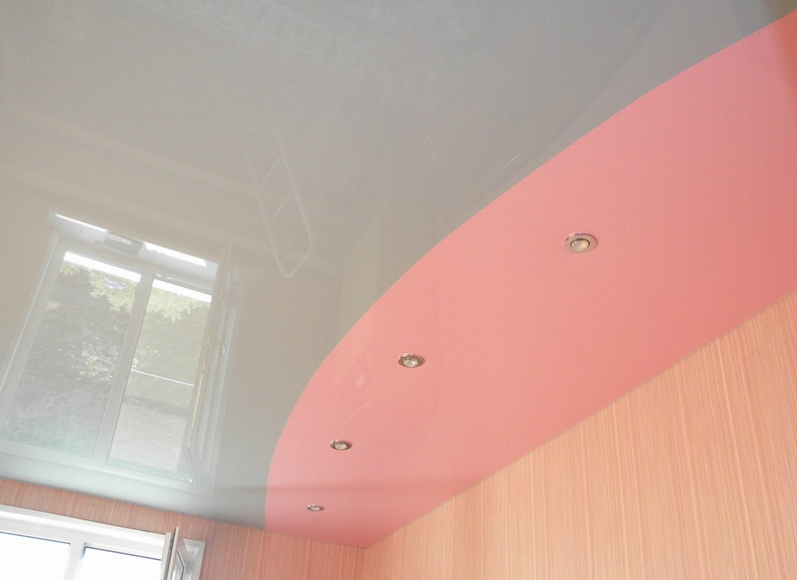 одноуровневые натяжные потолки разных цветов фото