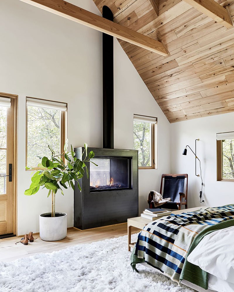 Спальня в скандинавском стиле в загородном доме