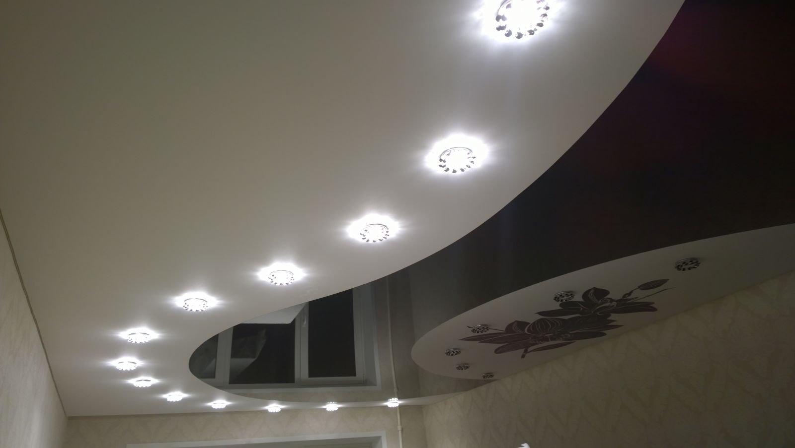 потолок натяжной двухцветный фото зал