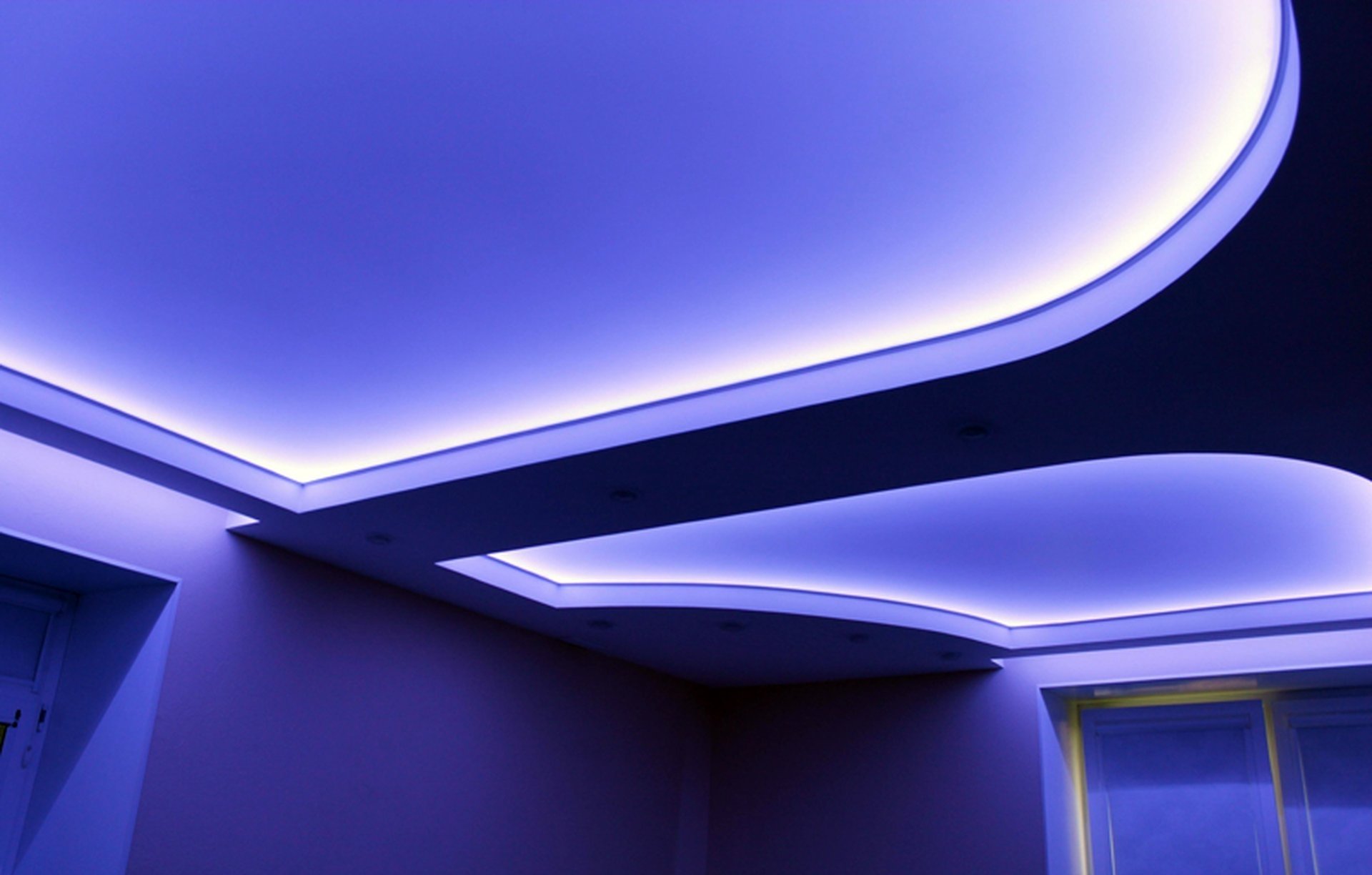 Натяжной потолок светодиоды. Потолок с подсветкой. Подвесной потолок с подсветкой. Натяжные потолки с подсветкой. Натяжной потолок со светодиодной подсветкой.