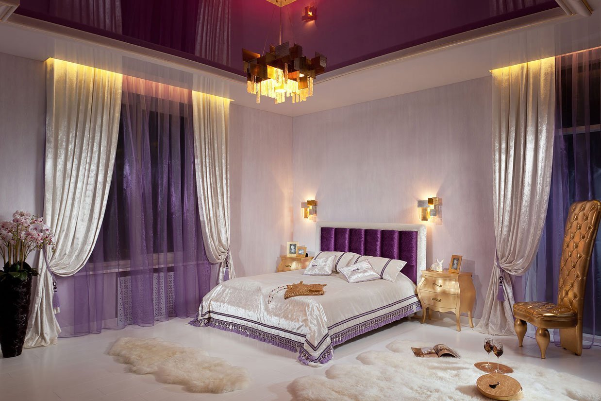 Сочетание цветов потолка. Шторы в спальню. Спальня в сиреневых тонах. Фиолетовые шторы в спальню. Шторы в интерьере спальни.