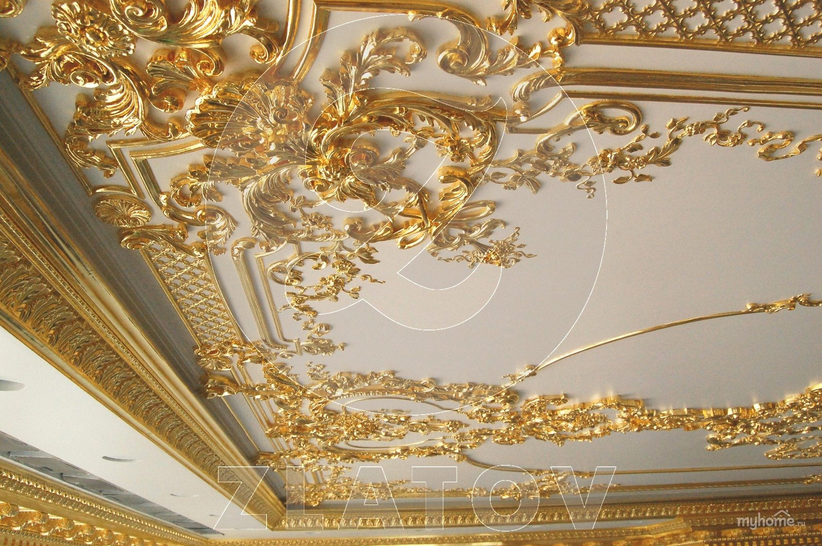 Потолок с золотом