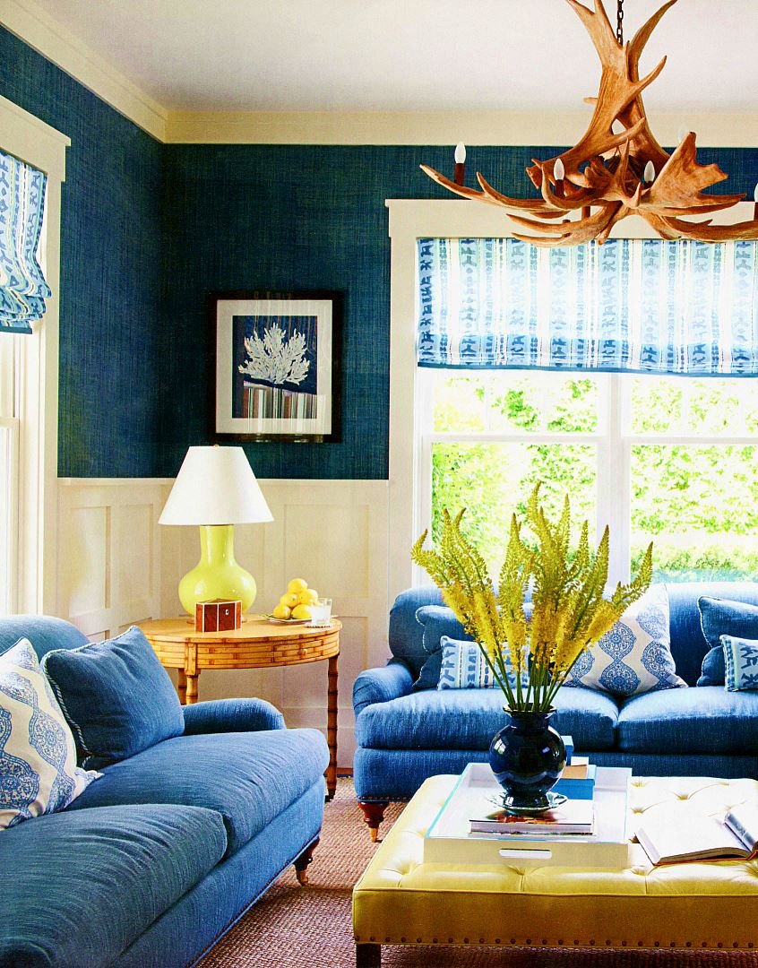Комната с синим диваном