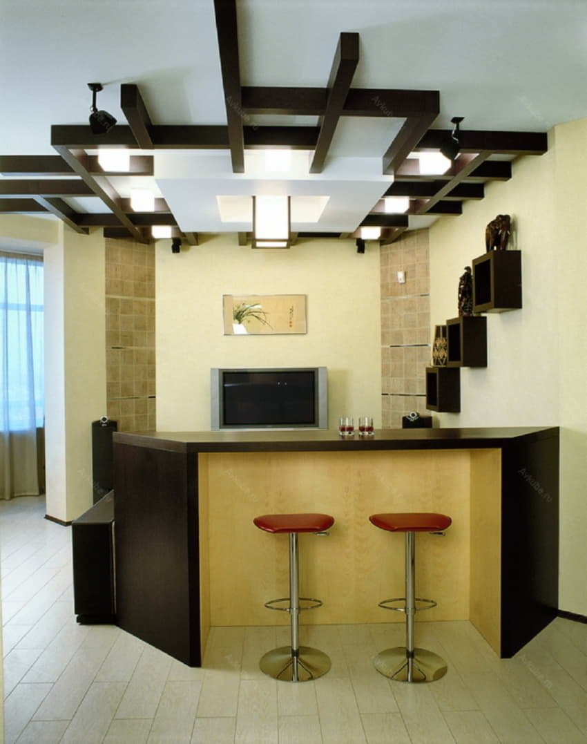 Потолок на кухне с барной стойкой