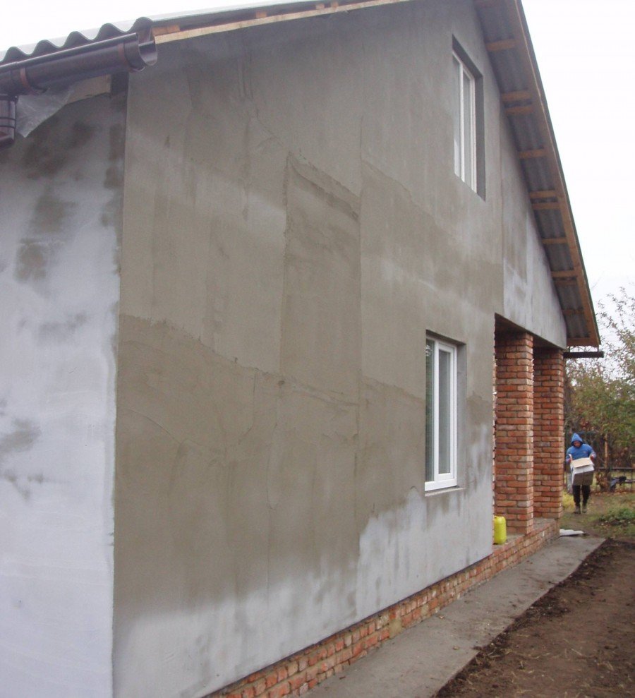 Отштукатуренный фасад дома