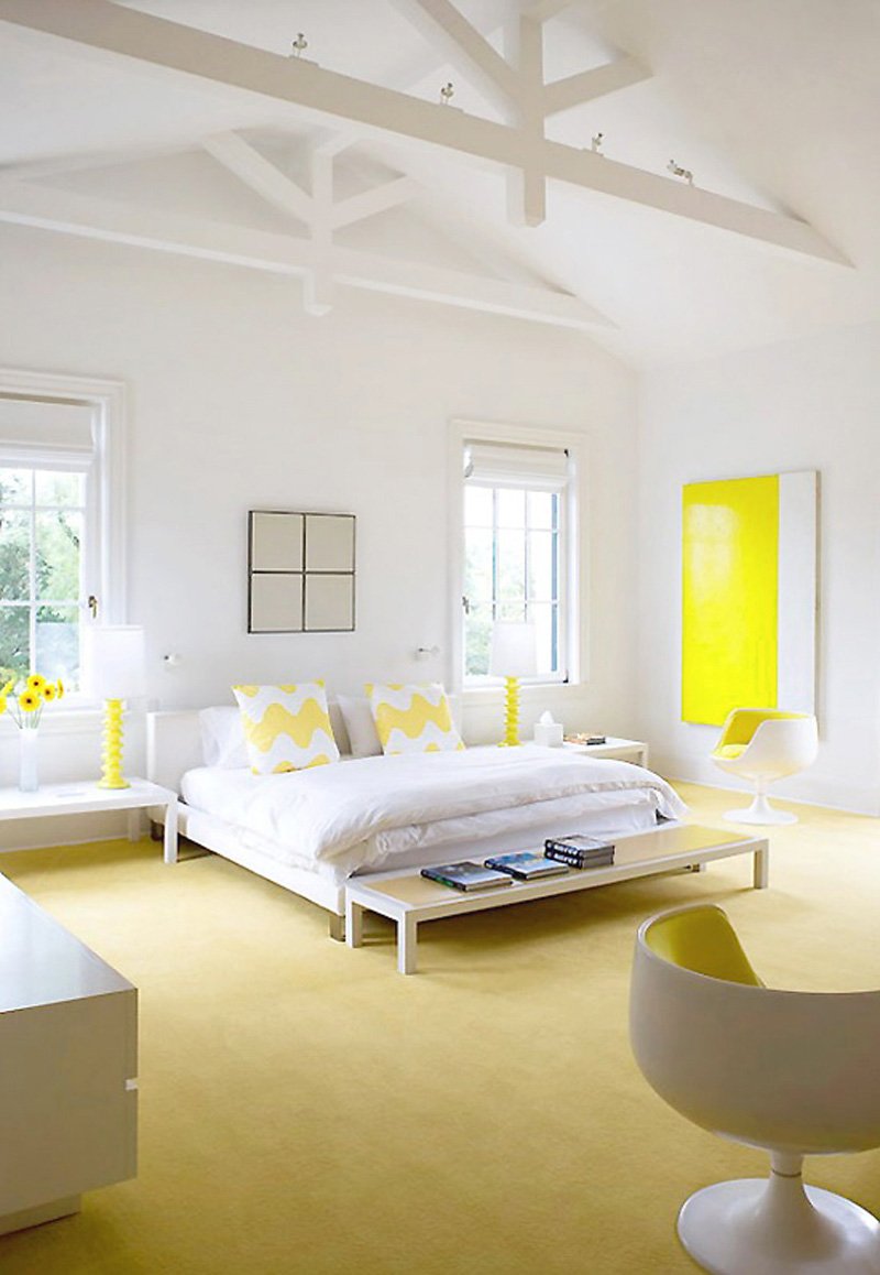 Комната с желтым полом
