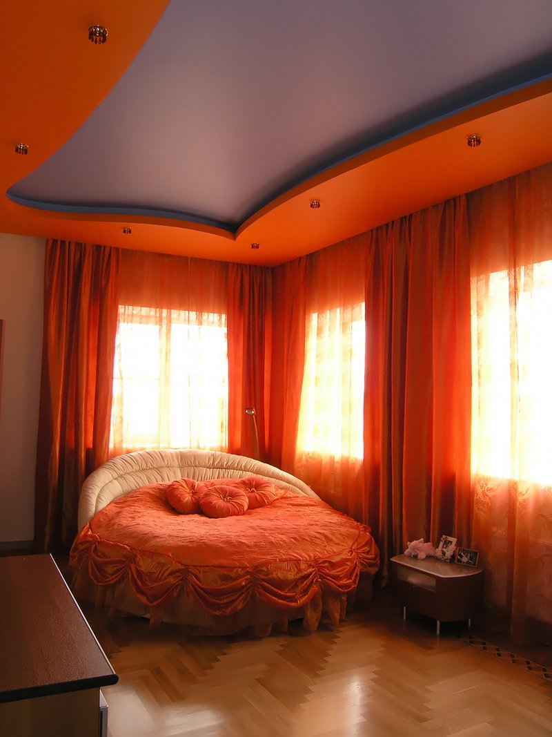 Оранжевый потолок в спальне