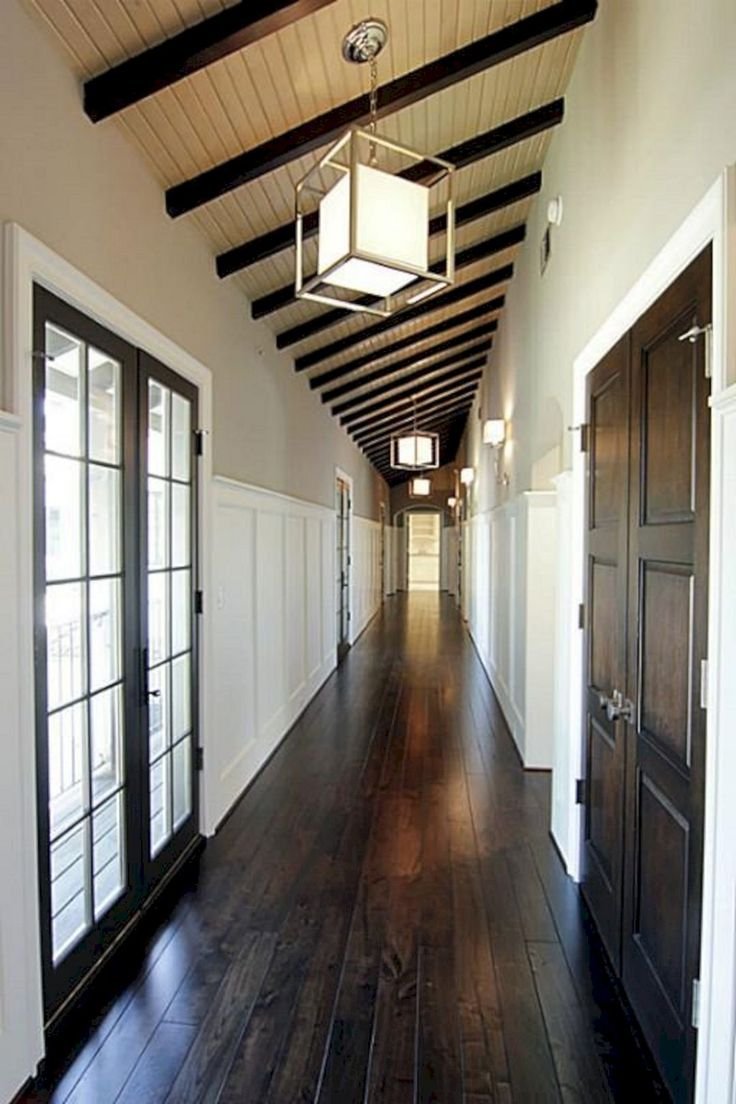 Деревянный потолок в коридоре