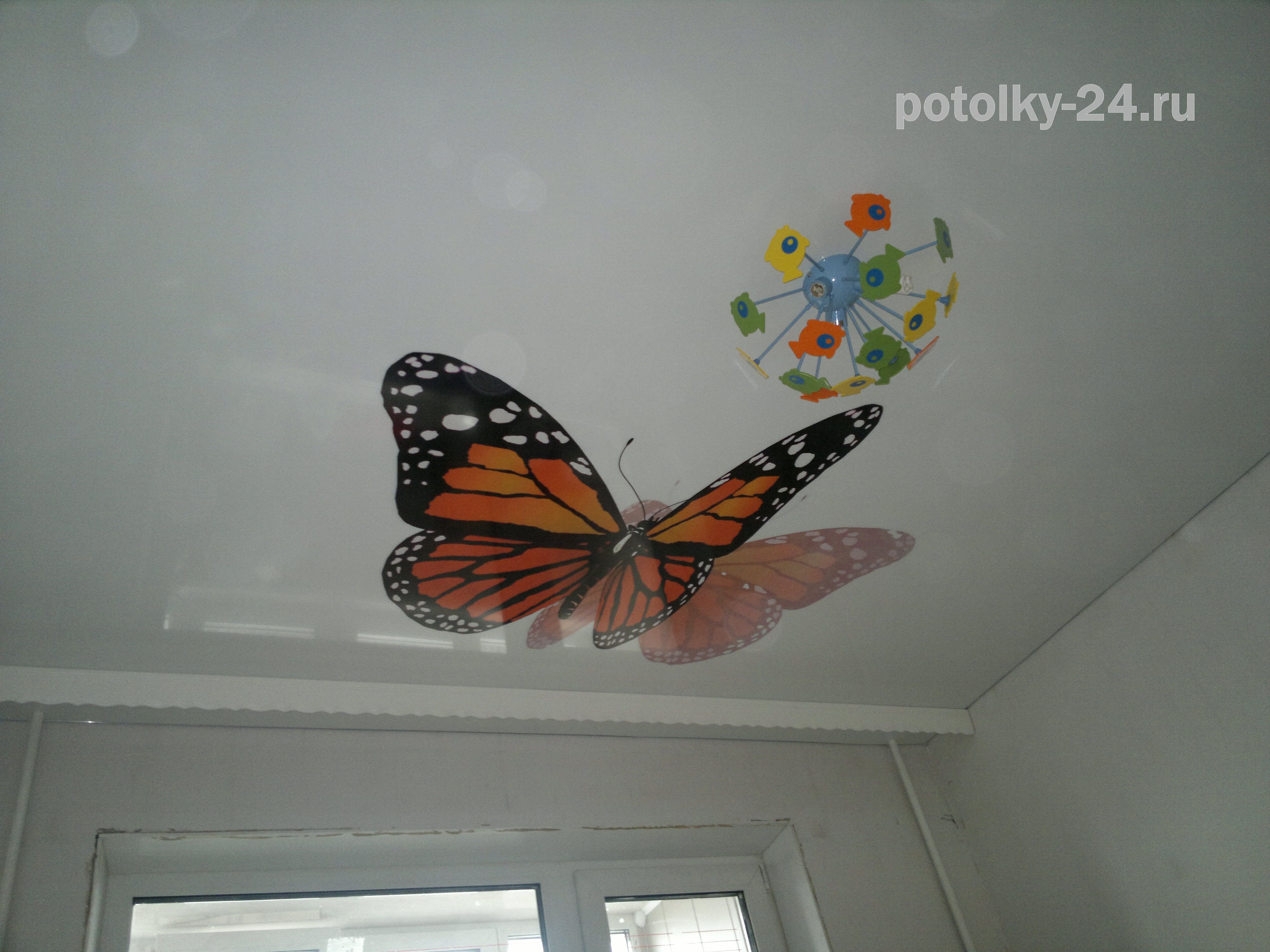 Натяжные потолки в детскую комнату с бабочками
