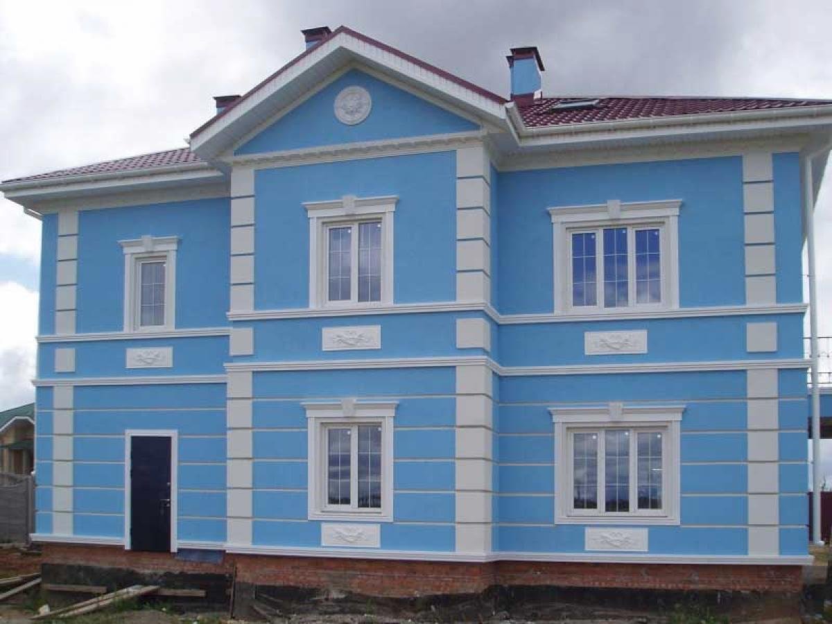 Голубой оштукатуренный дом