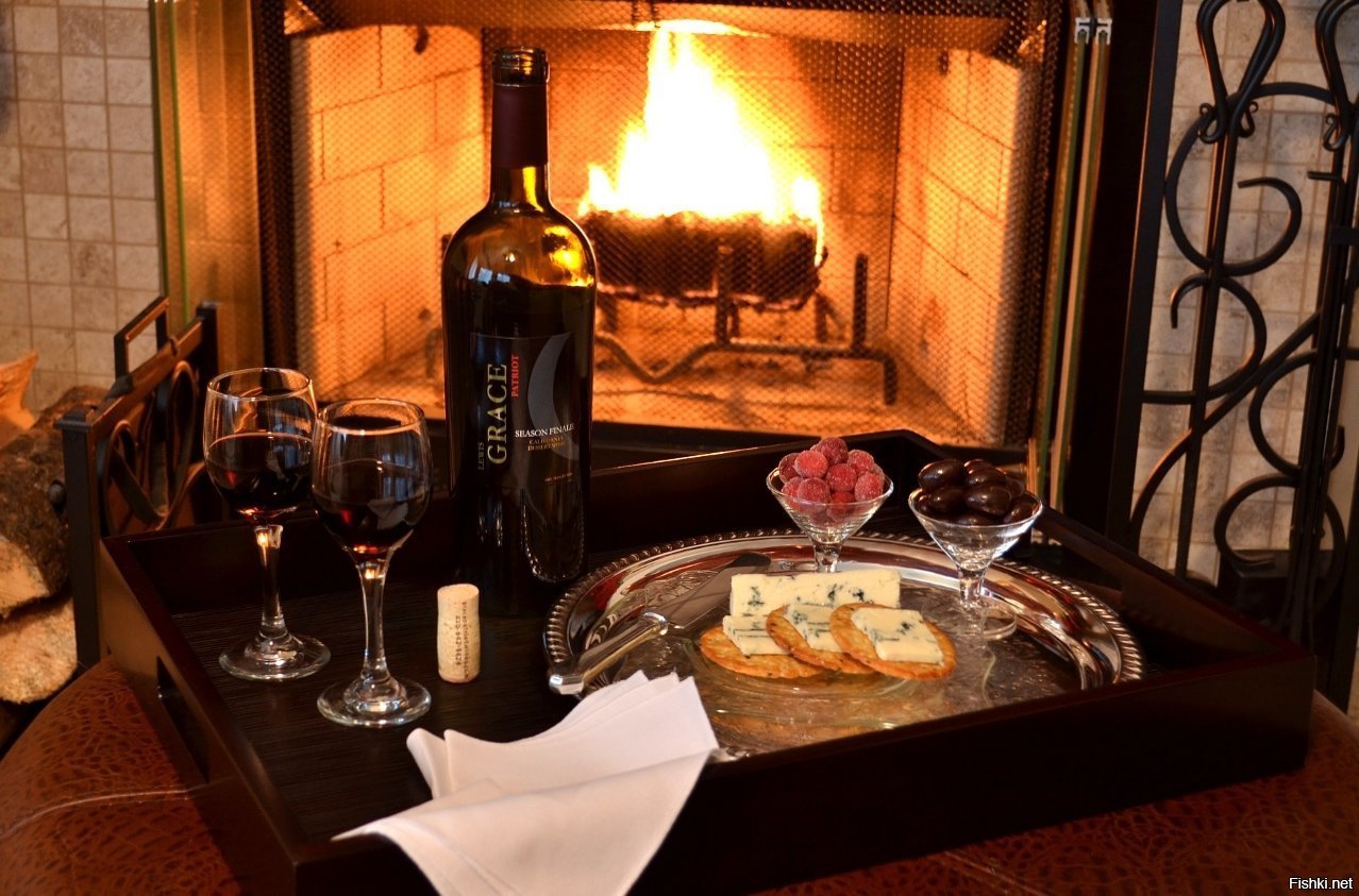 Ужин на полу. Романтический вечер. Камин вино. Романтический камин. Романтический ужин с вином.