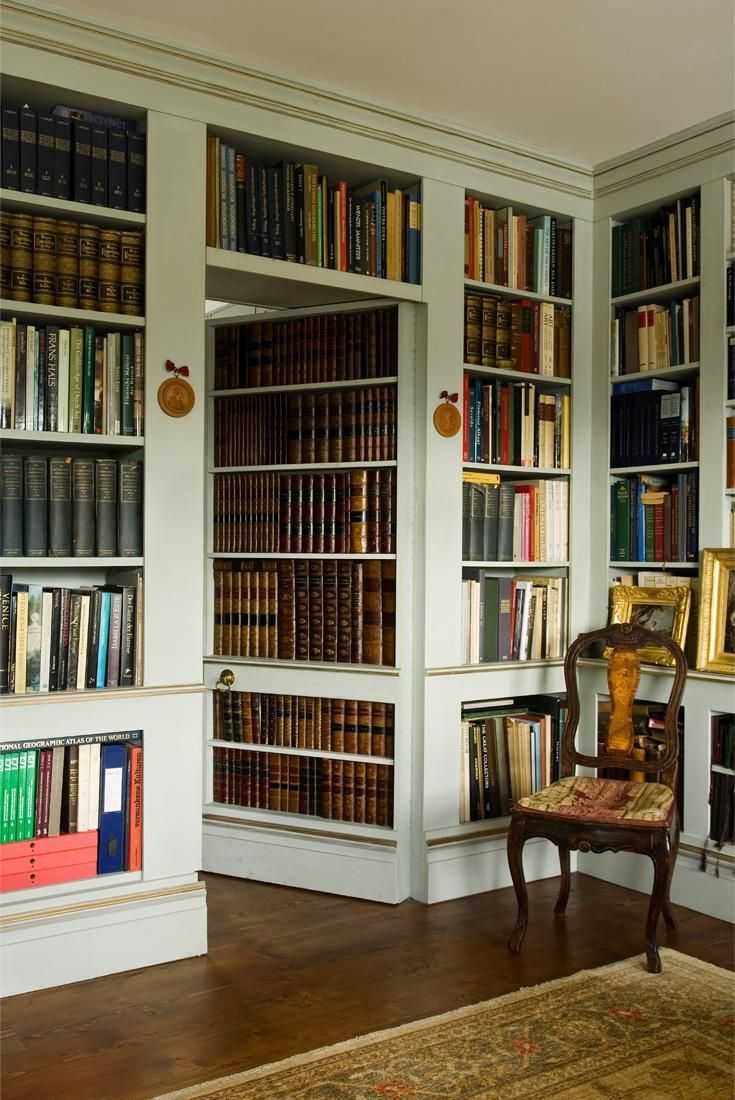 Книжный шкаф с потайной дверью