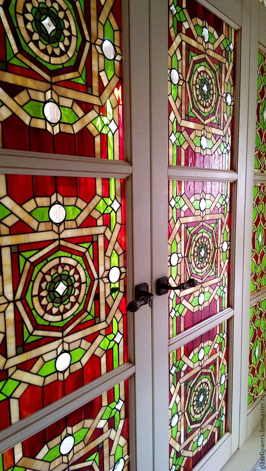 Двери с витражными стеклами