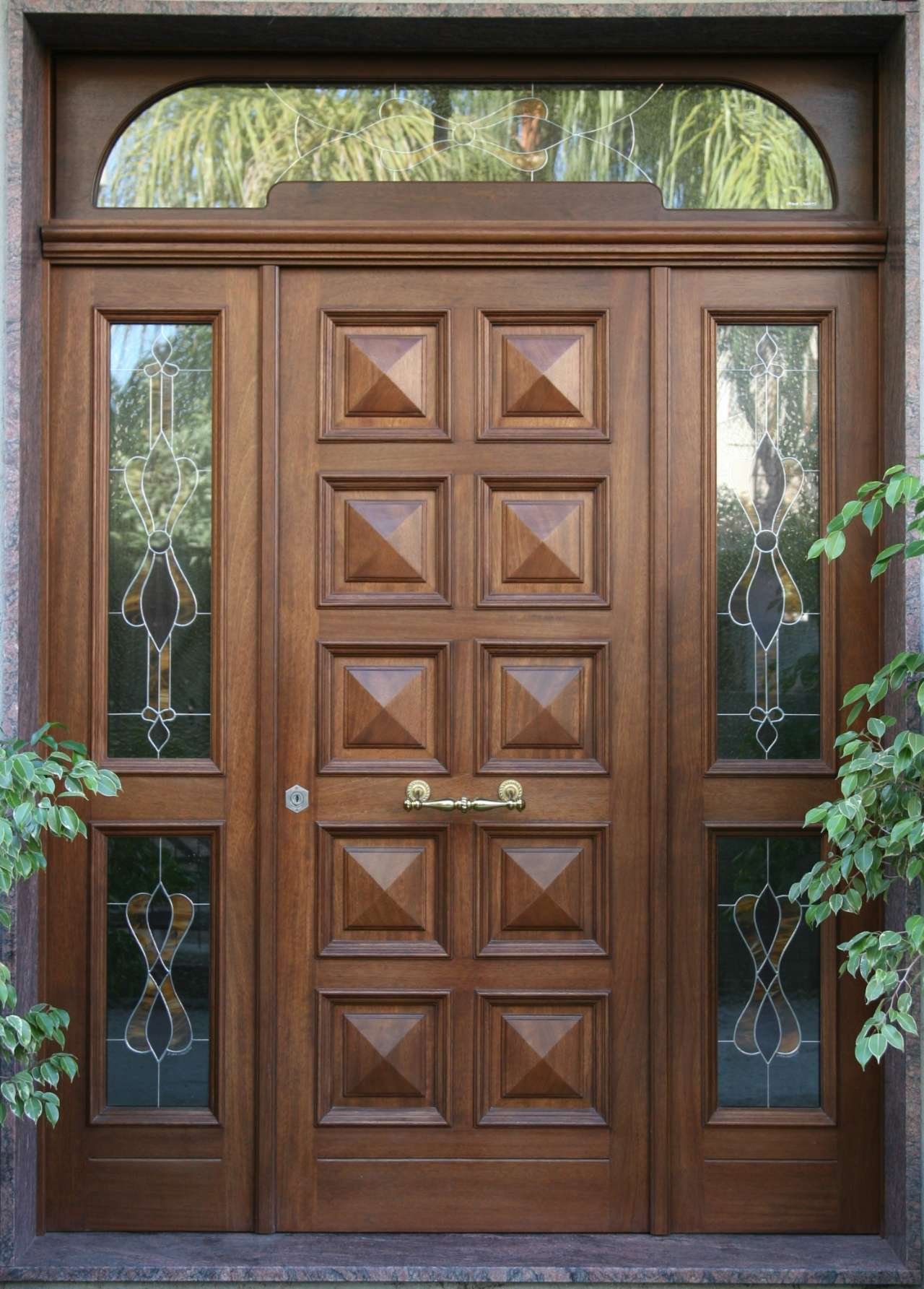 На заказ нестандартные входные. Входная дверь в деревянный дом. Красивые деревянные двери. Двери наружные деревянные. Входные двери из массива дерева.