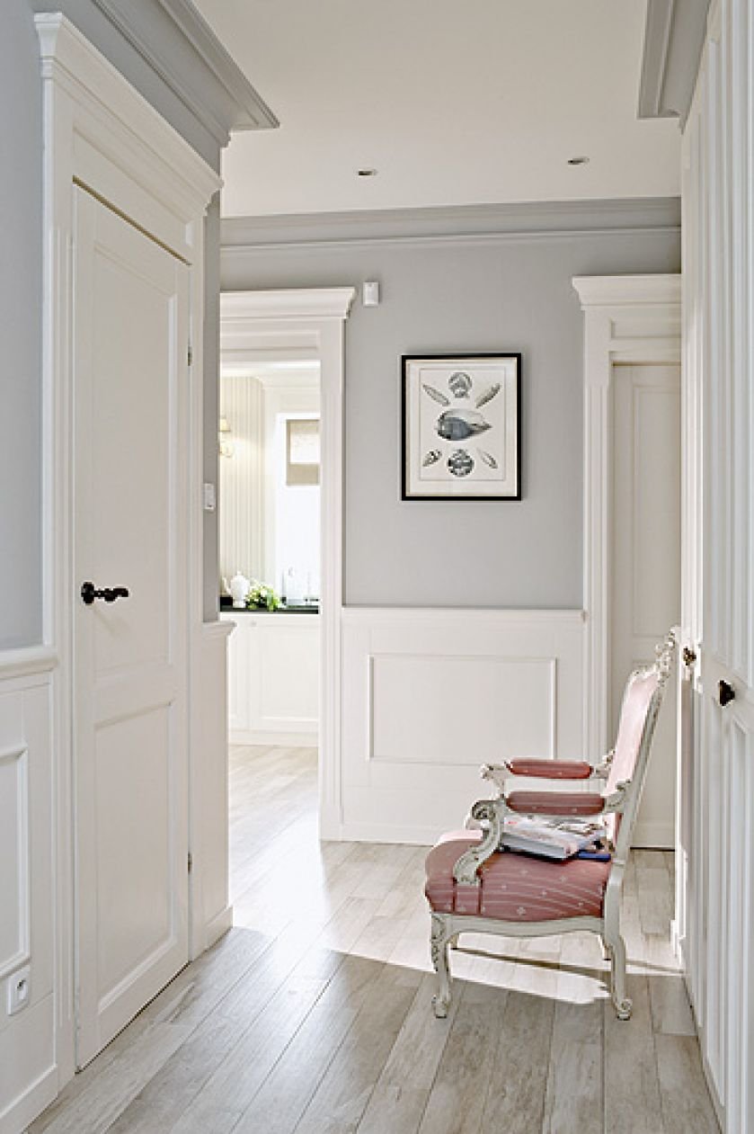 белый плинтус в интерьере напольный с белыми дверями