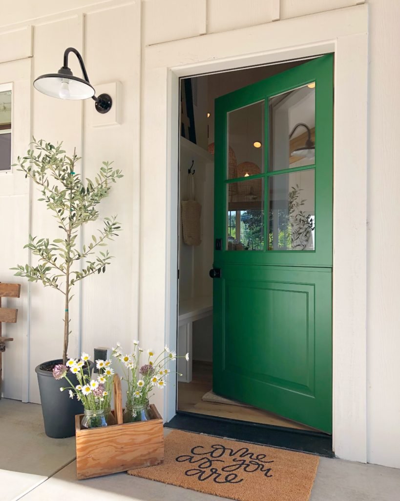 Входная дверь в дом зеленого цвета