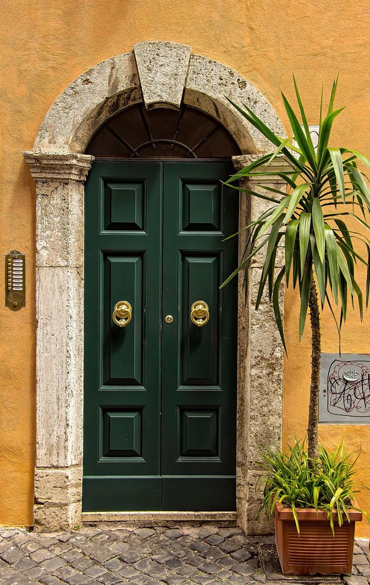 Зеленая входная дверь в частный дом