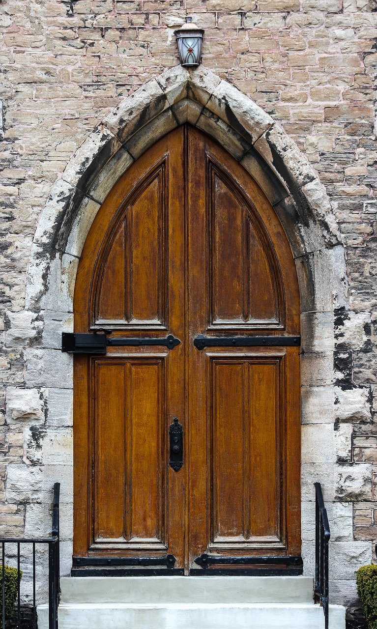 Двери в готическом стиле
