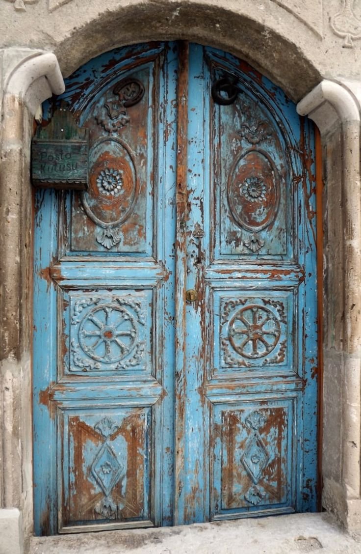 Старинная голубая дверь
