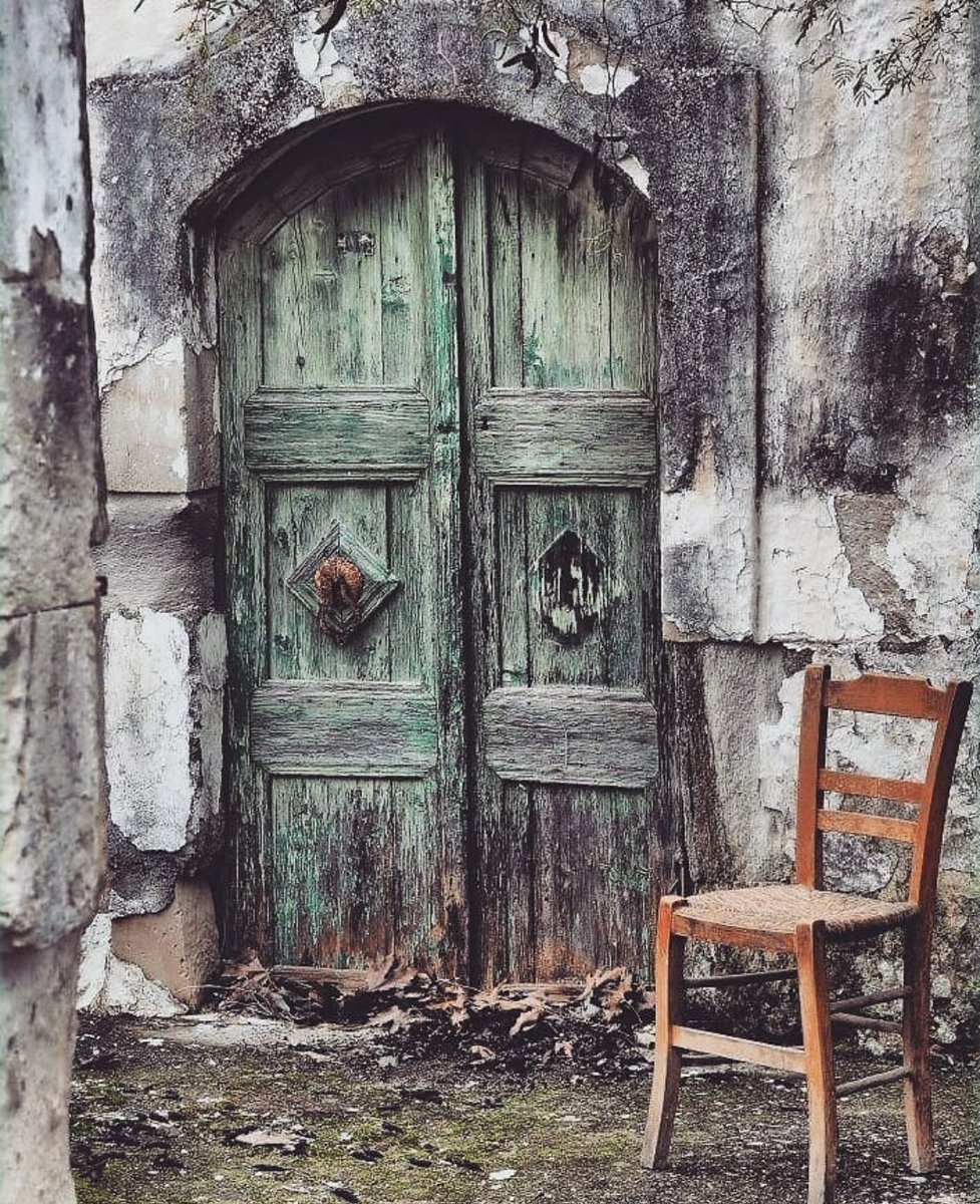 Retro doors. Старинная дверь. Старая деревянная дверь. Красивые двери. Древняя дверь.
