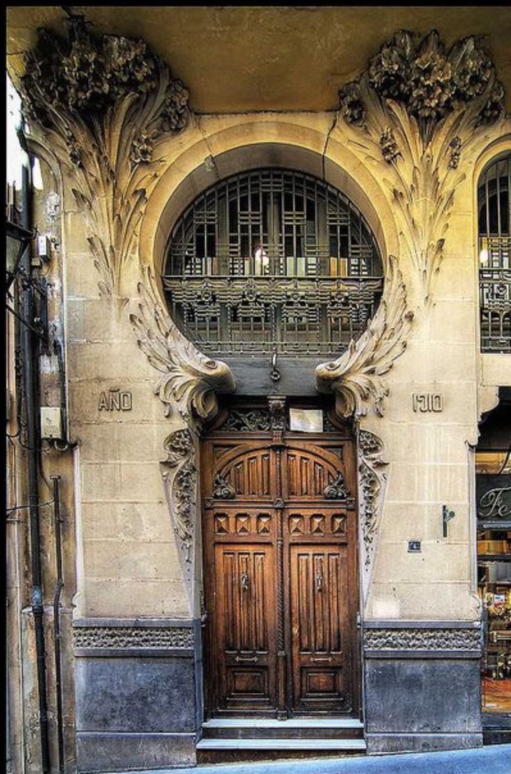 Архитектура Барселоны двери