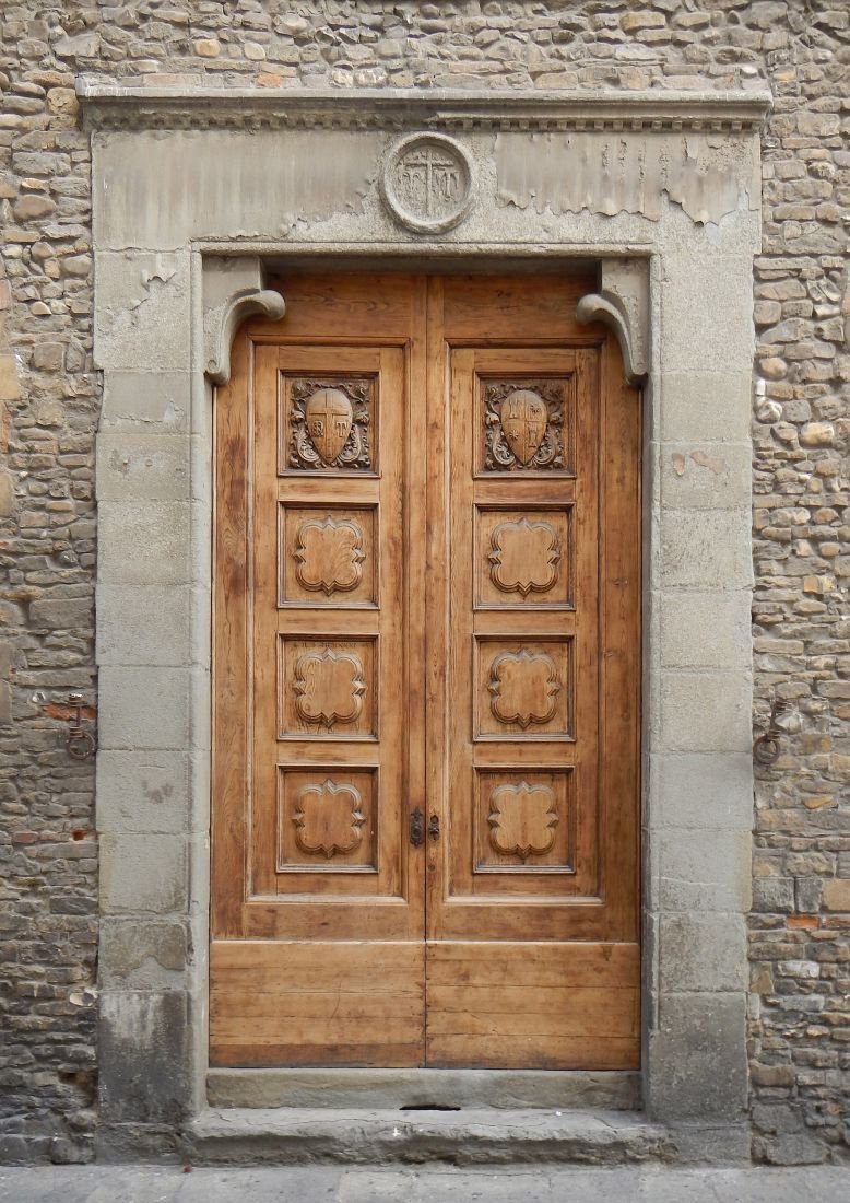 Старинная деревянная дверь