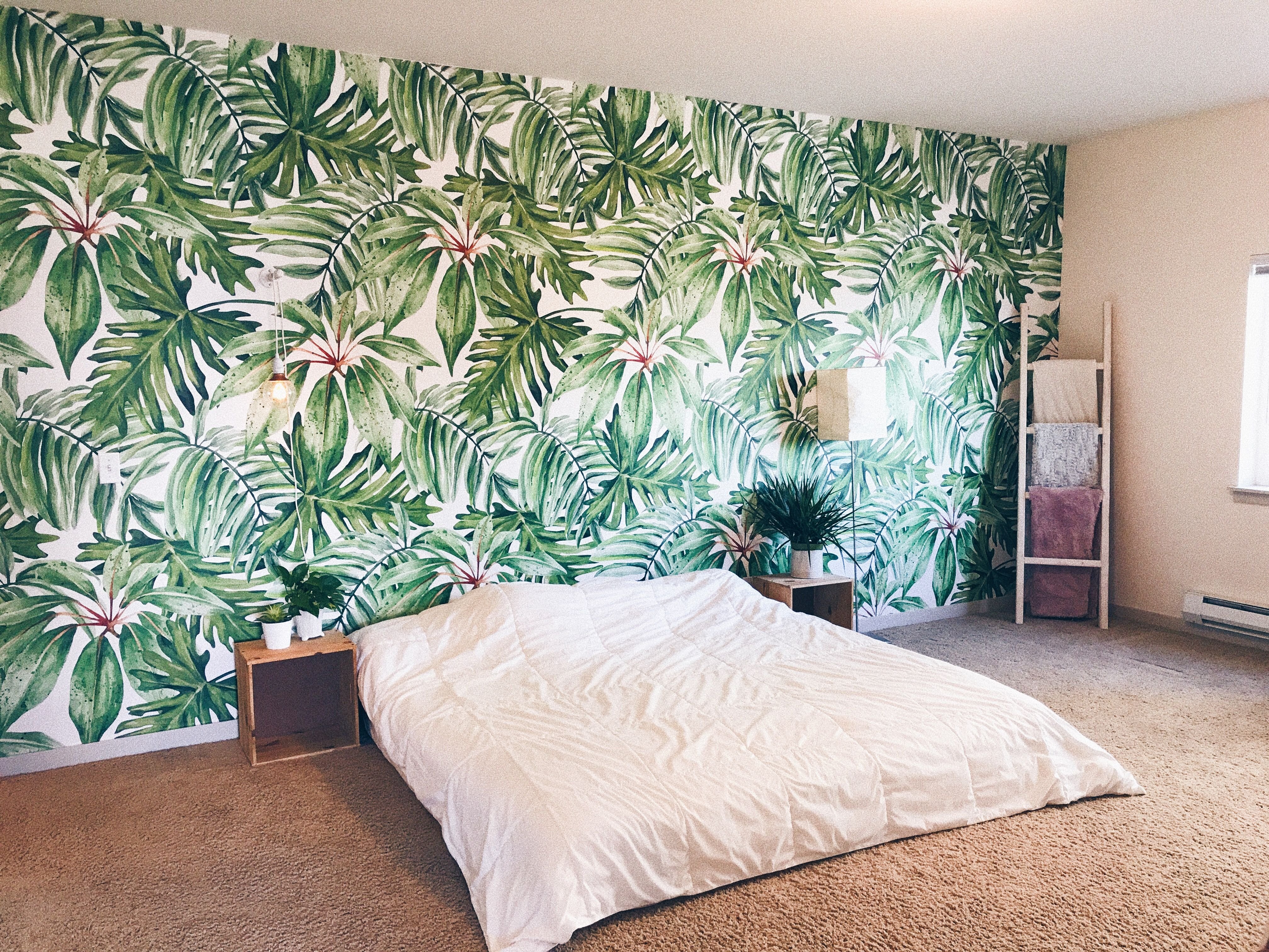 Обои листья купить. Спальня в тропическом стиле. Спальня с пальмовыми листьями. Спальня с тропическими листьями. Интерьеры с тропическим принтом.