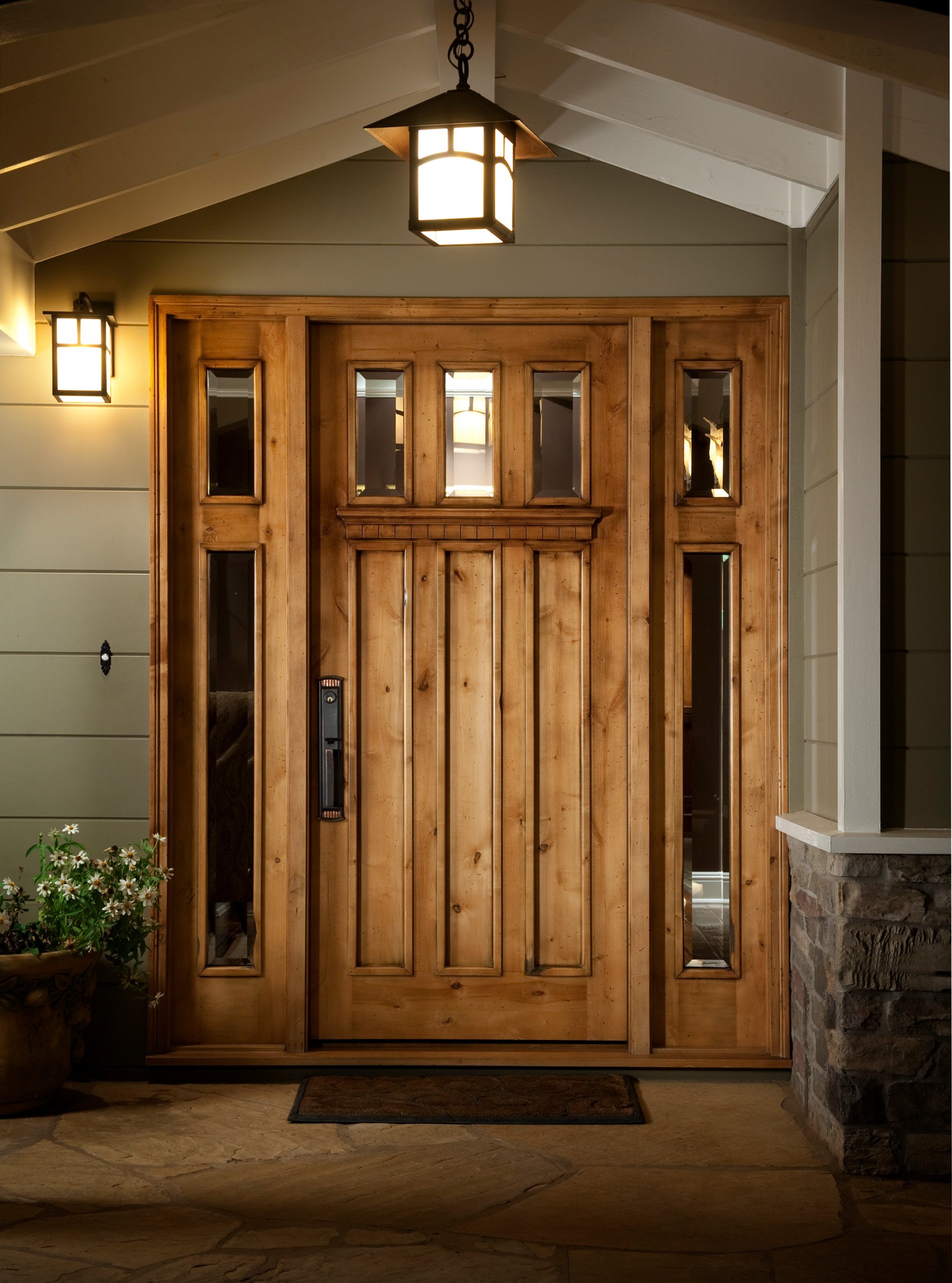Двери деревянные дома цена. Двери в стиле фармхаус. Деревянная дверь. Дверь входная деревянная. Входная дверь в деревянный дом.