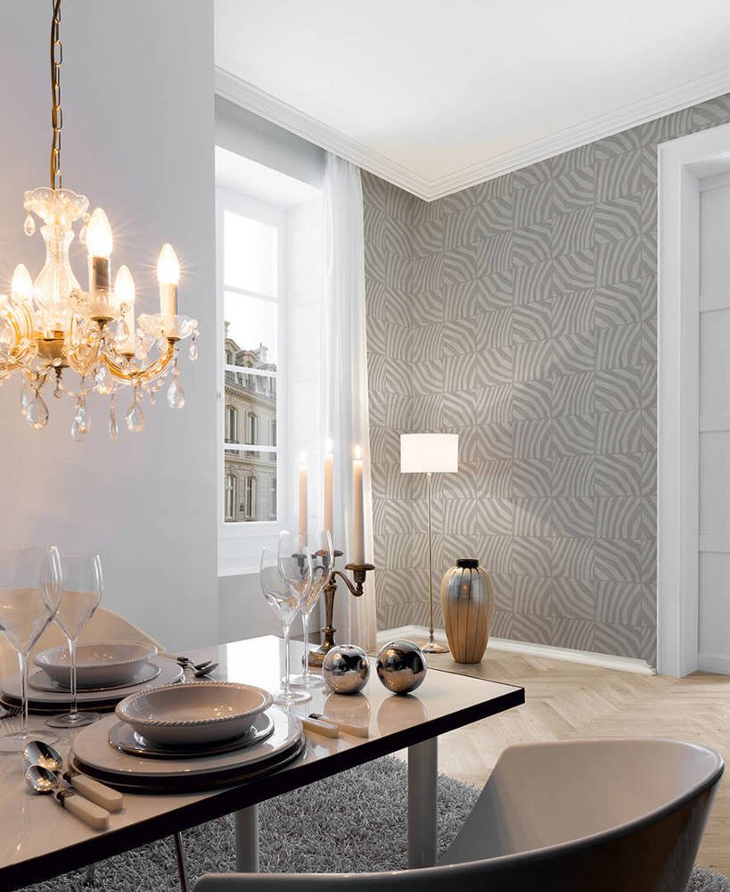 Обои с вензелями в интерьере гостиной