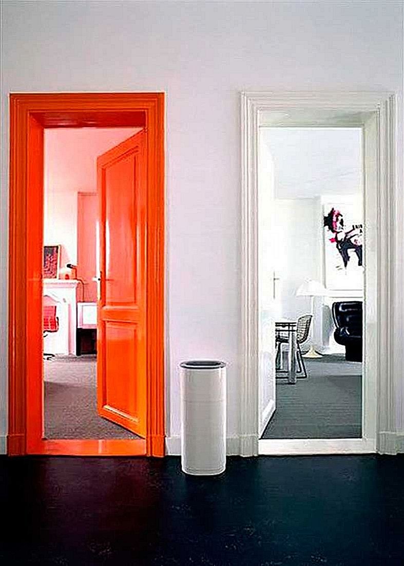 Оранжевые двери в интерьере