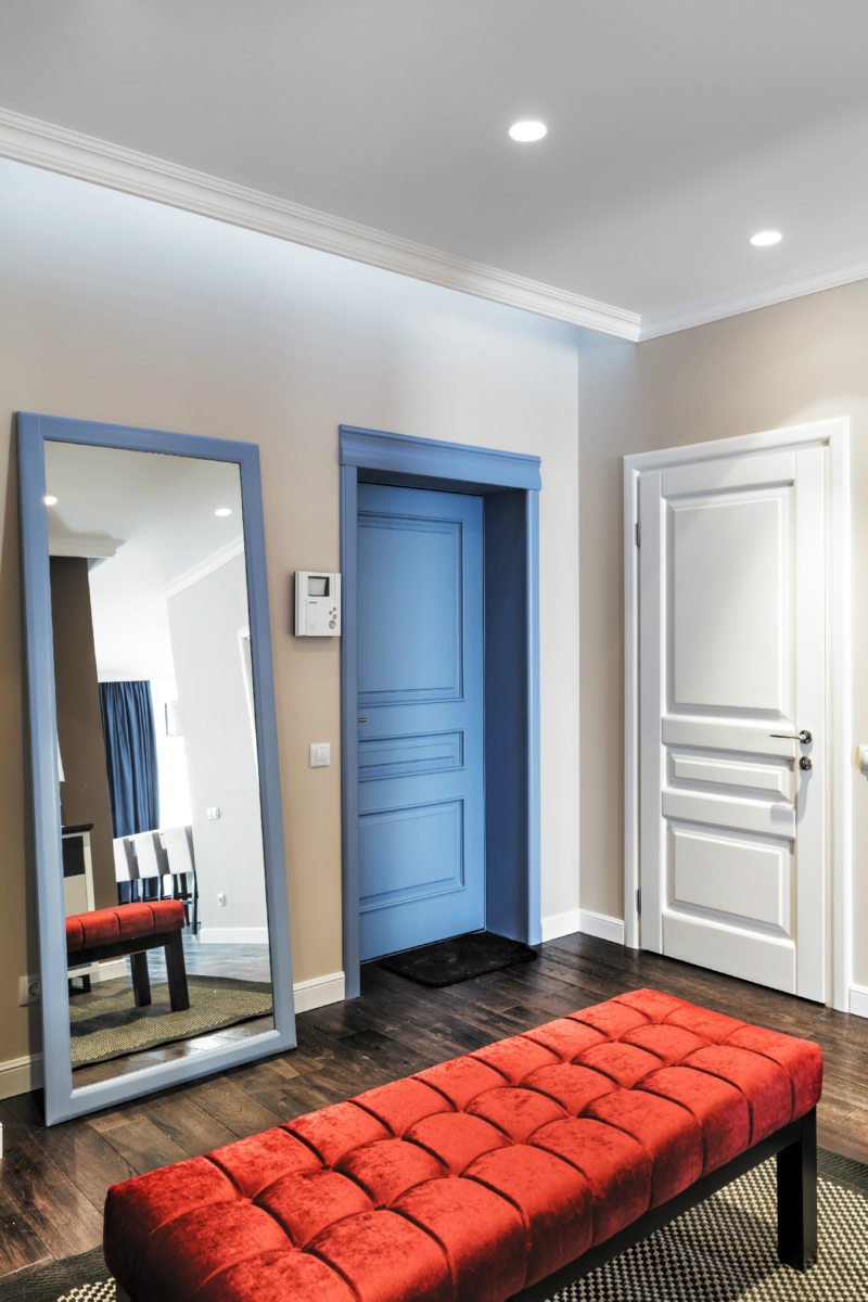 Голубые двери в интерьере квартиры