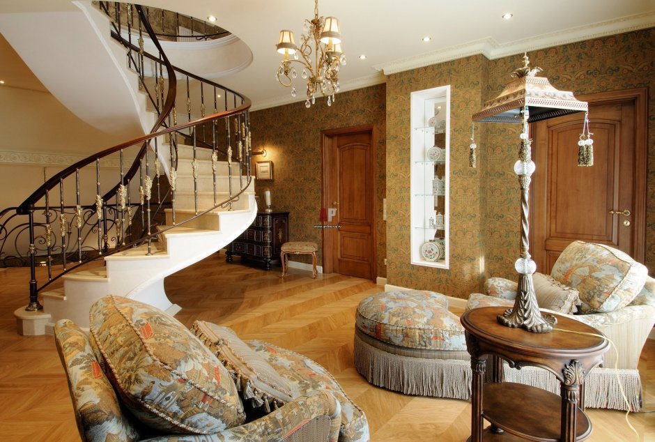 Гостиная в классическом стиле с лестницей