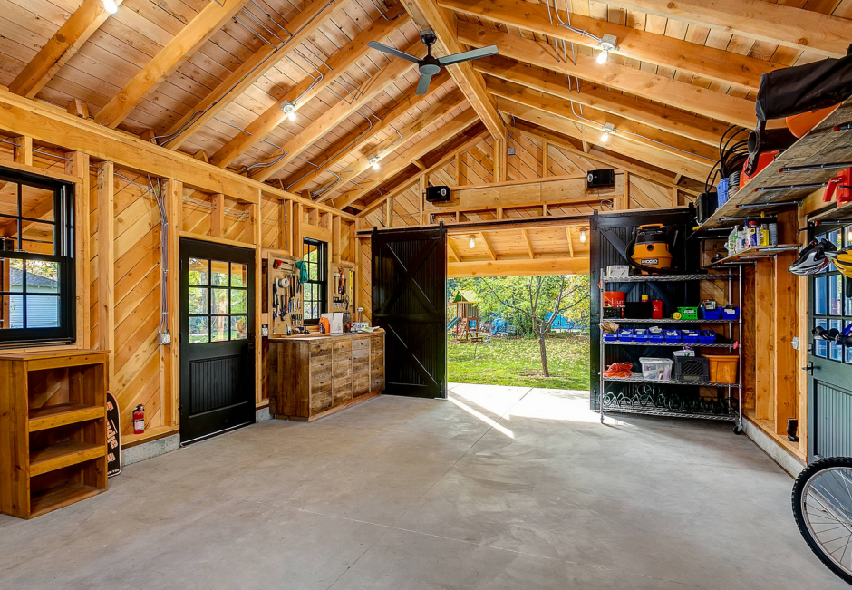 Деревянный гараж