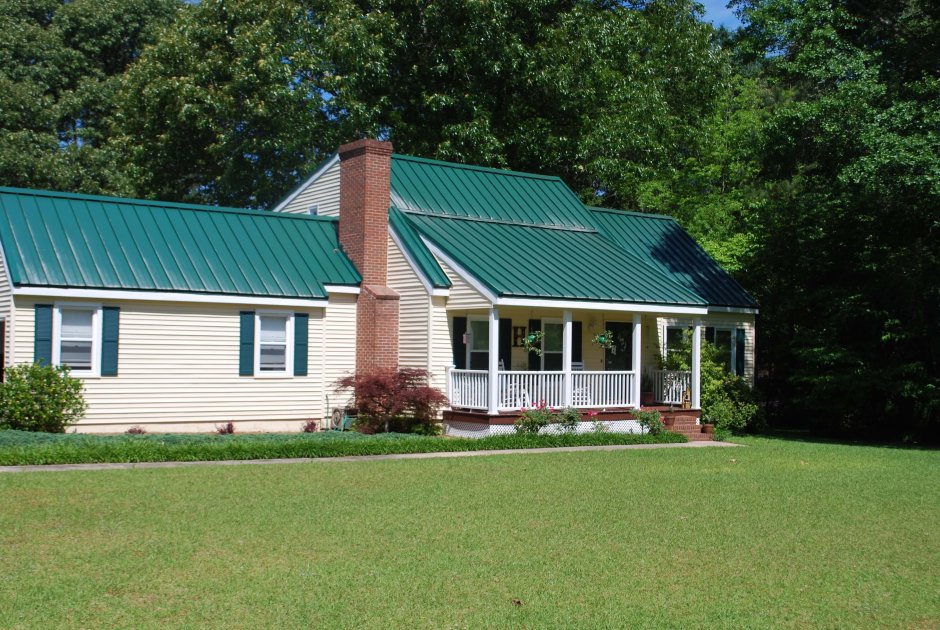 Синий дом с зеленой крышей
