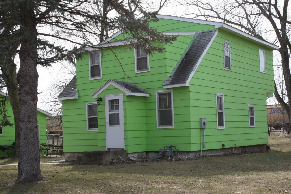 Дачный домик зеленого цвета