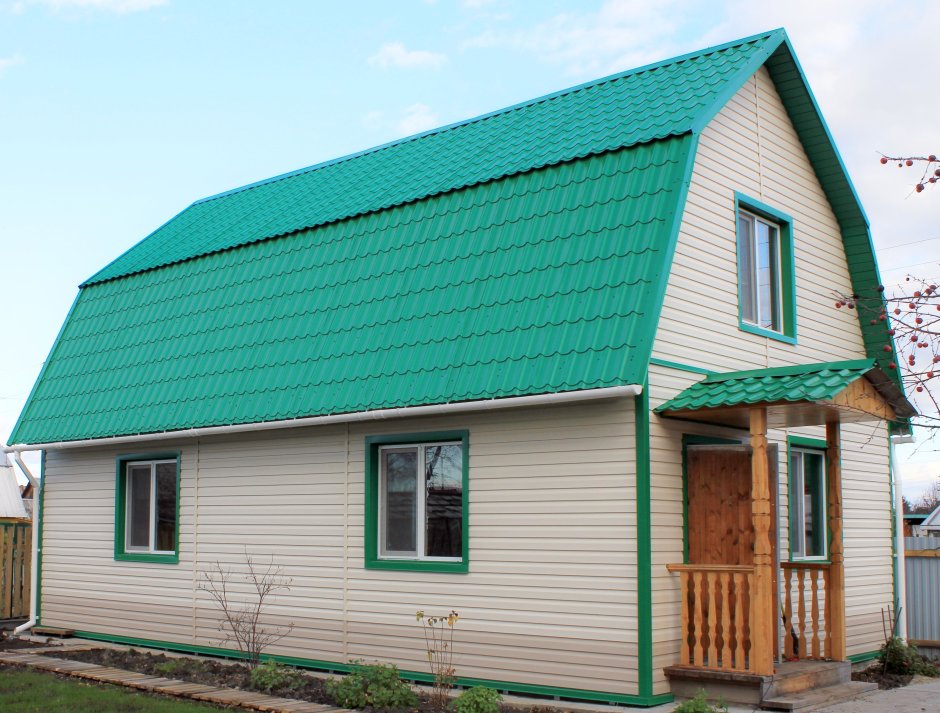Дачный дом с зеленой крышей