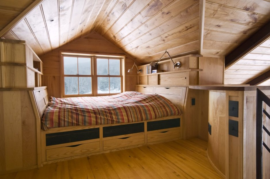 Спальня на чердаке в деревянном доме