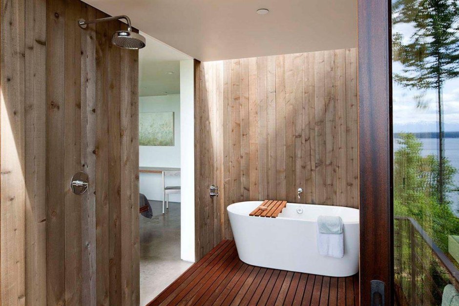 Ванная отделана деревянными панелями