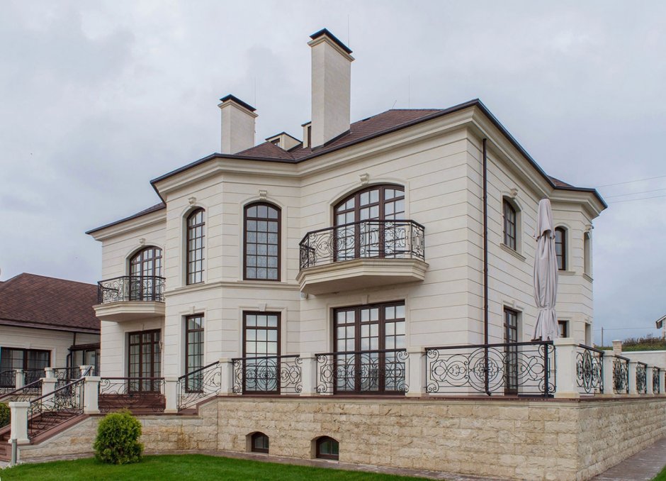 Фасады частных домов в классическом стиле