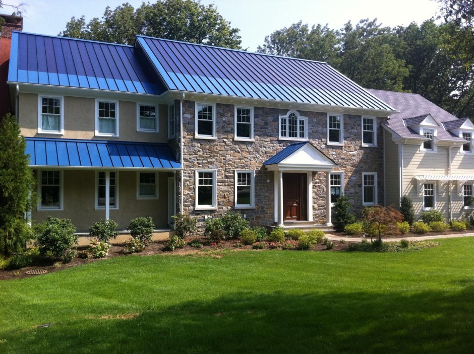 Загородный дом с синей крышей