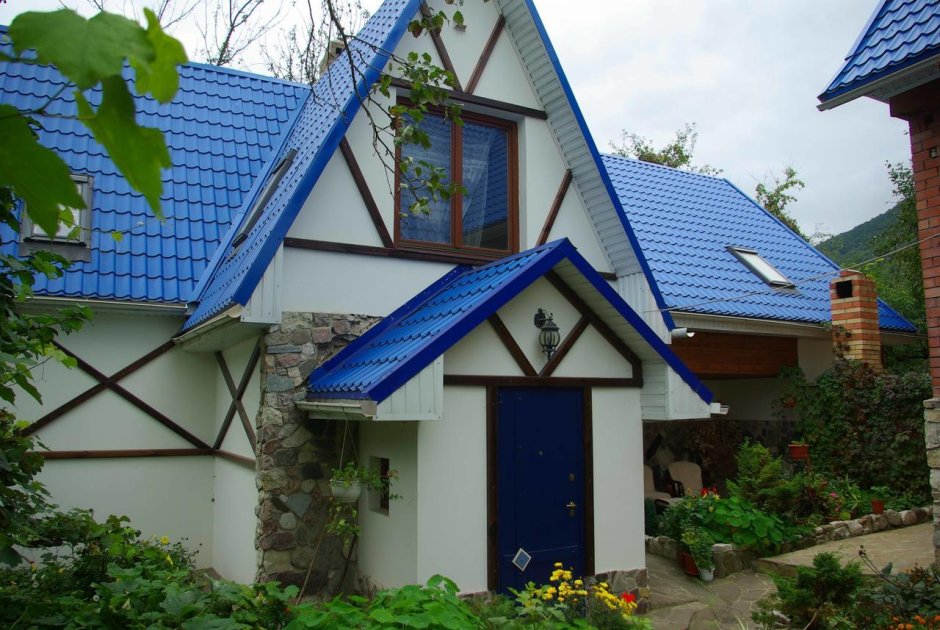 Домик с синей крышей