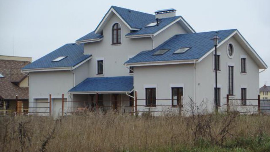 Фасады домов с синей крышей