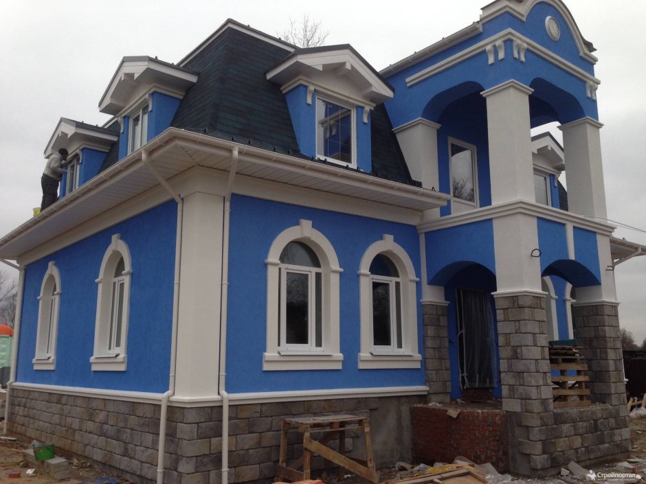 Фасад дома синего цвета