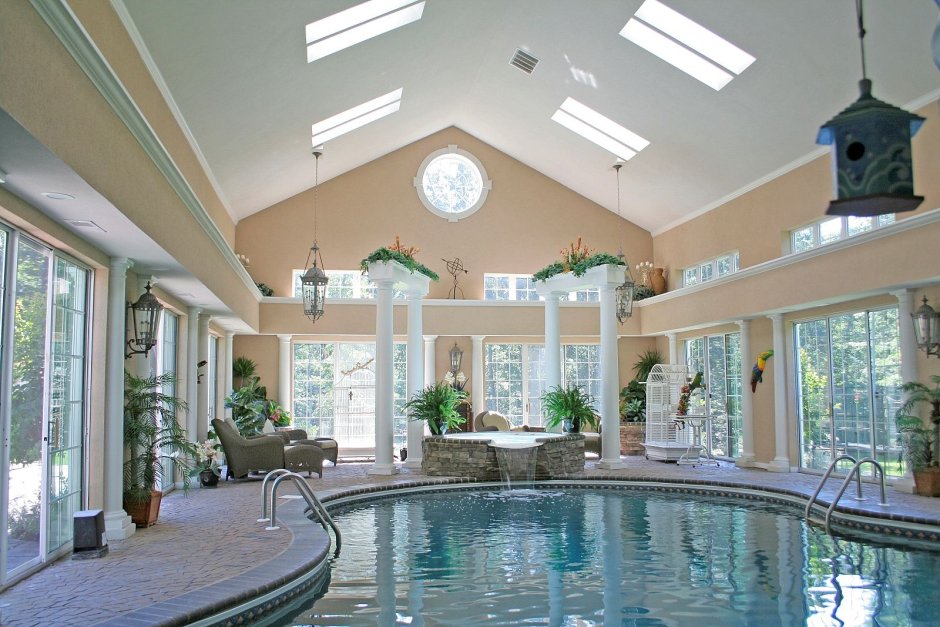Богатый дом с бассейном внутри