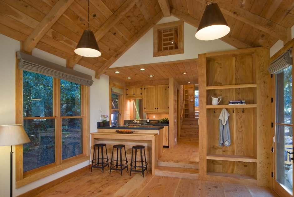 Интерьер небольшого деревянного дома