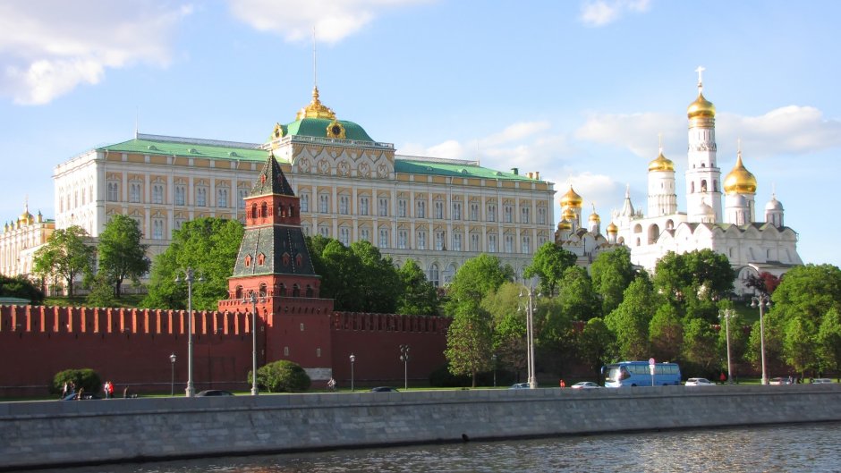 Вид на большой Кремлевский дворец с моста