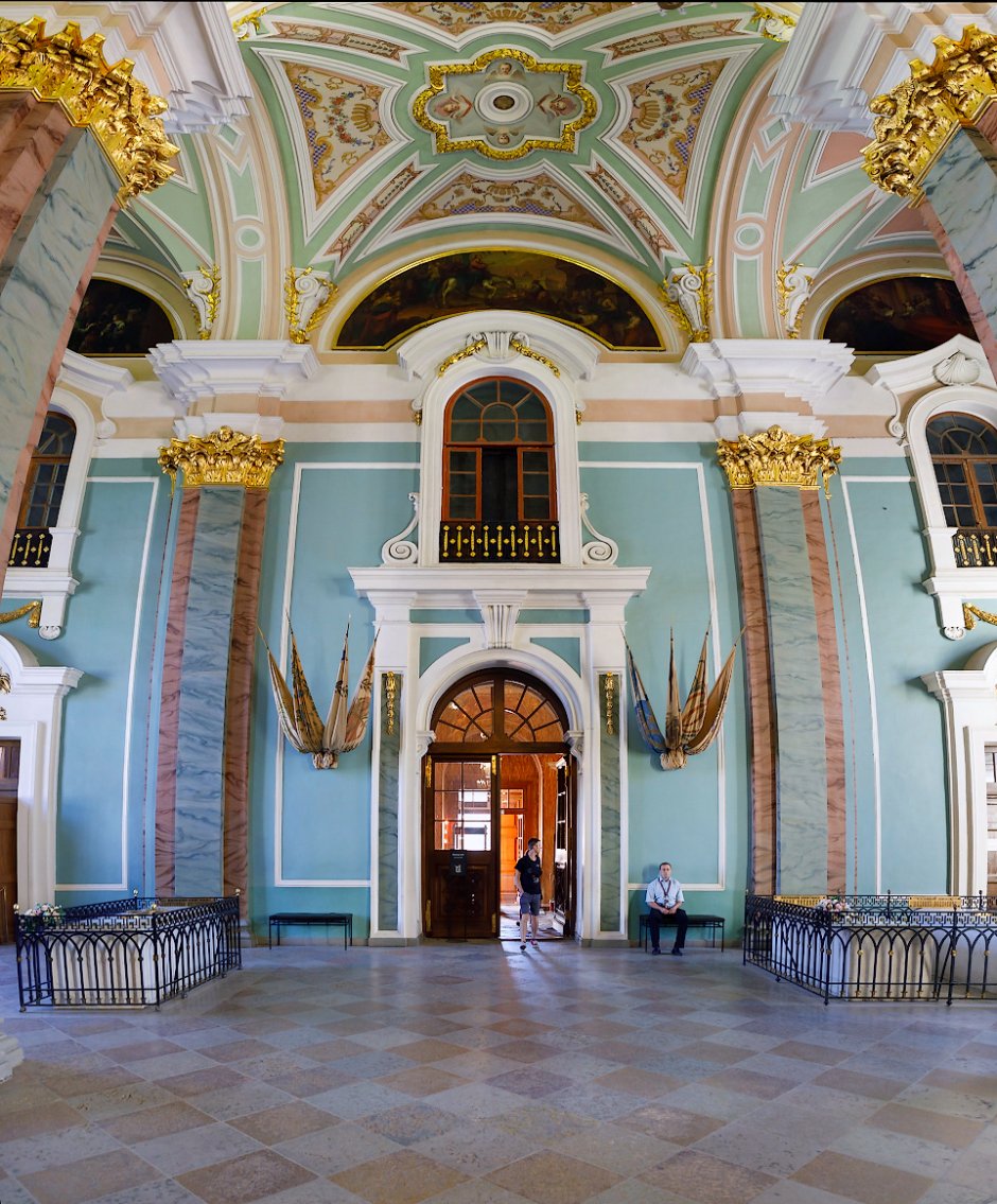 Петропавловский собор в Петергофе внутри